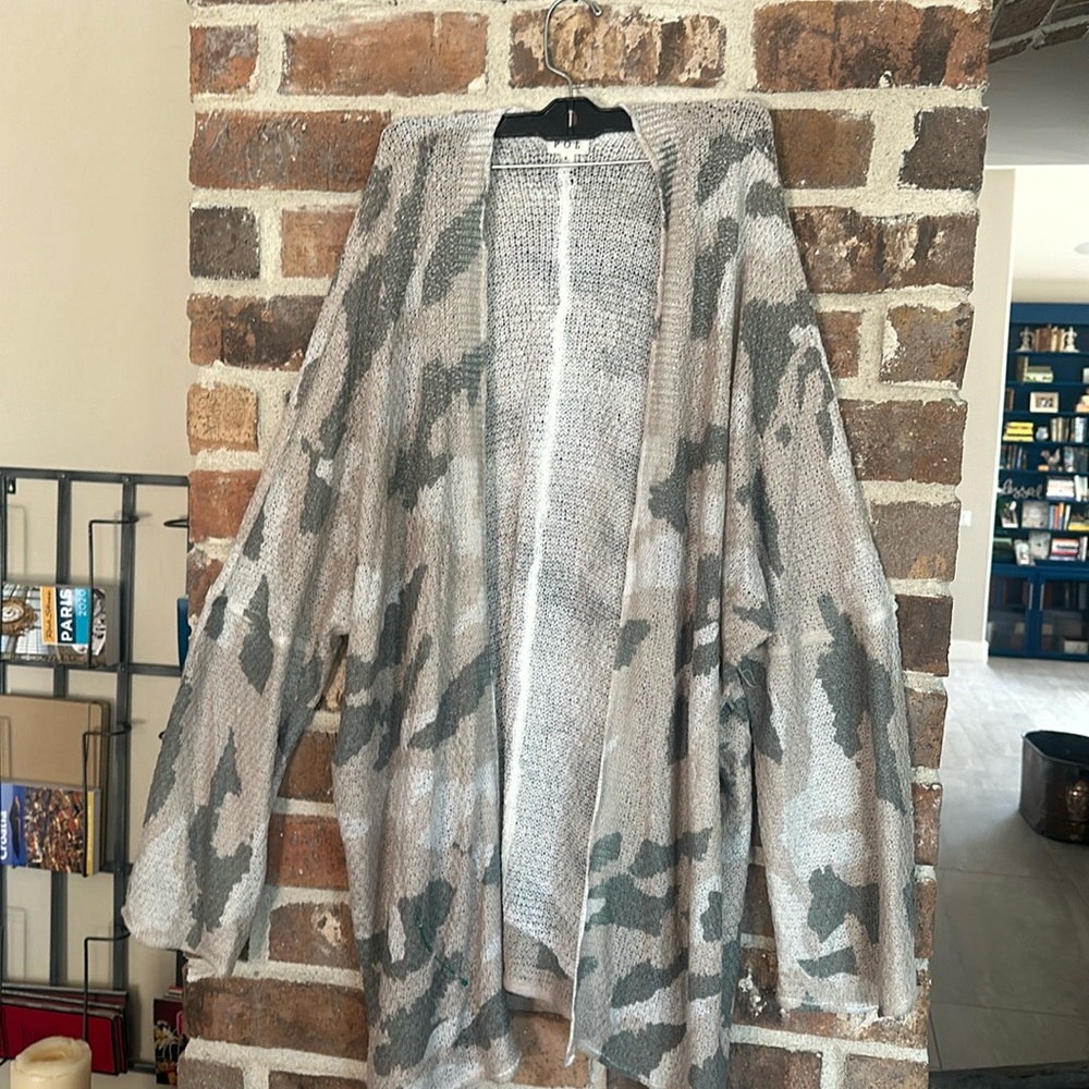 172 POL open front cardigan camo sz Large kimono